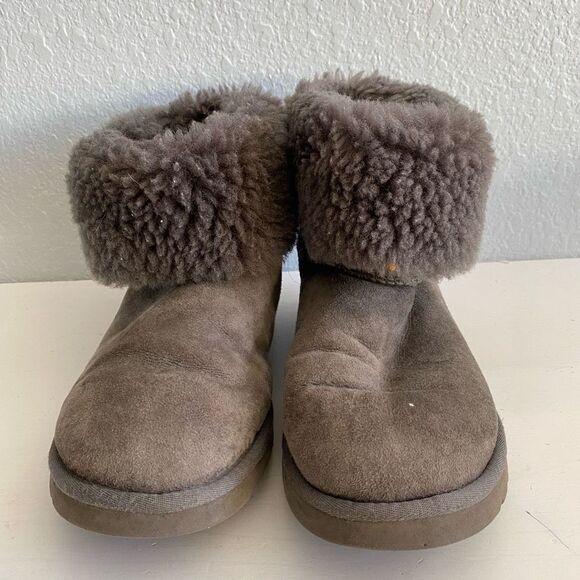Ugg Australia Bailey Button II Sheepskin Boots Size 8 - Picture 2 of 9